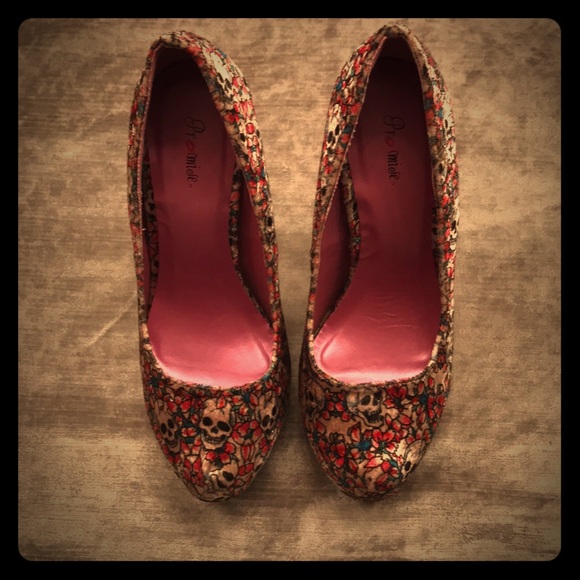 Skull printed heels size 6 - Picture 2 of 4